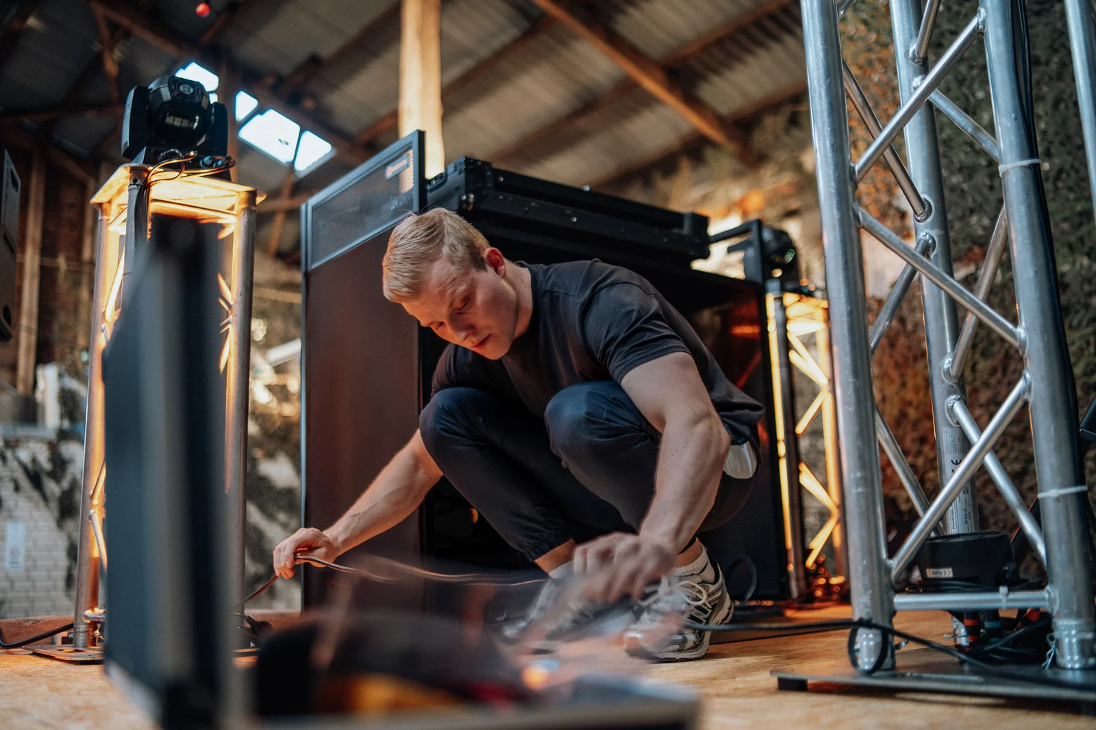 Cedric Callan beim Aufbau der Ton- und Lichttechnik in einer Scheune