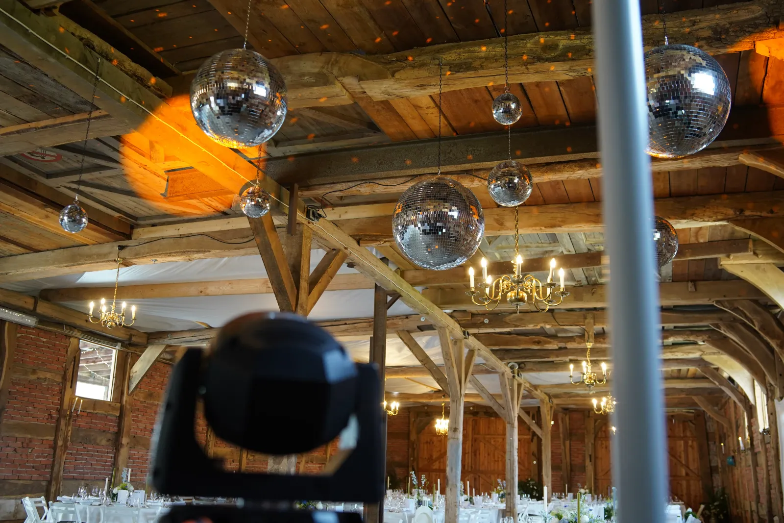 Discokugeln und Lichttechnik in der Hochzeitsscheune